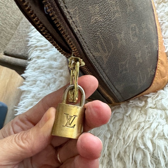 Louis Vuitton Alma satchel bag - Picture 2 of 12